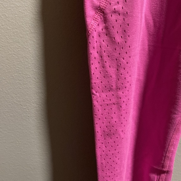 BRAND NEW EVERYDAY PERFORATED LEGGING SIZE MEDIUM! NWT! 25” INSEAM! - Picture 6 of 11